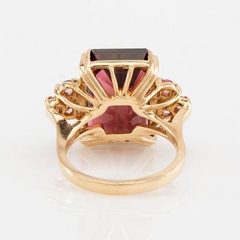 Ring/Cocktailring 14K guld med en lila/röd trappslipad turmalin och rosa fasetterade safirer.