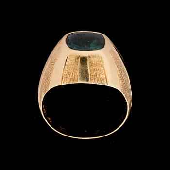 RING, 18 k guld med grön sten, Petterssons , Stockholm, 1955. Vikt ca 4 g.