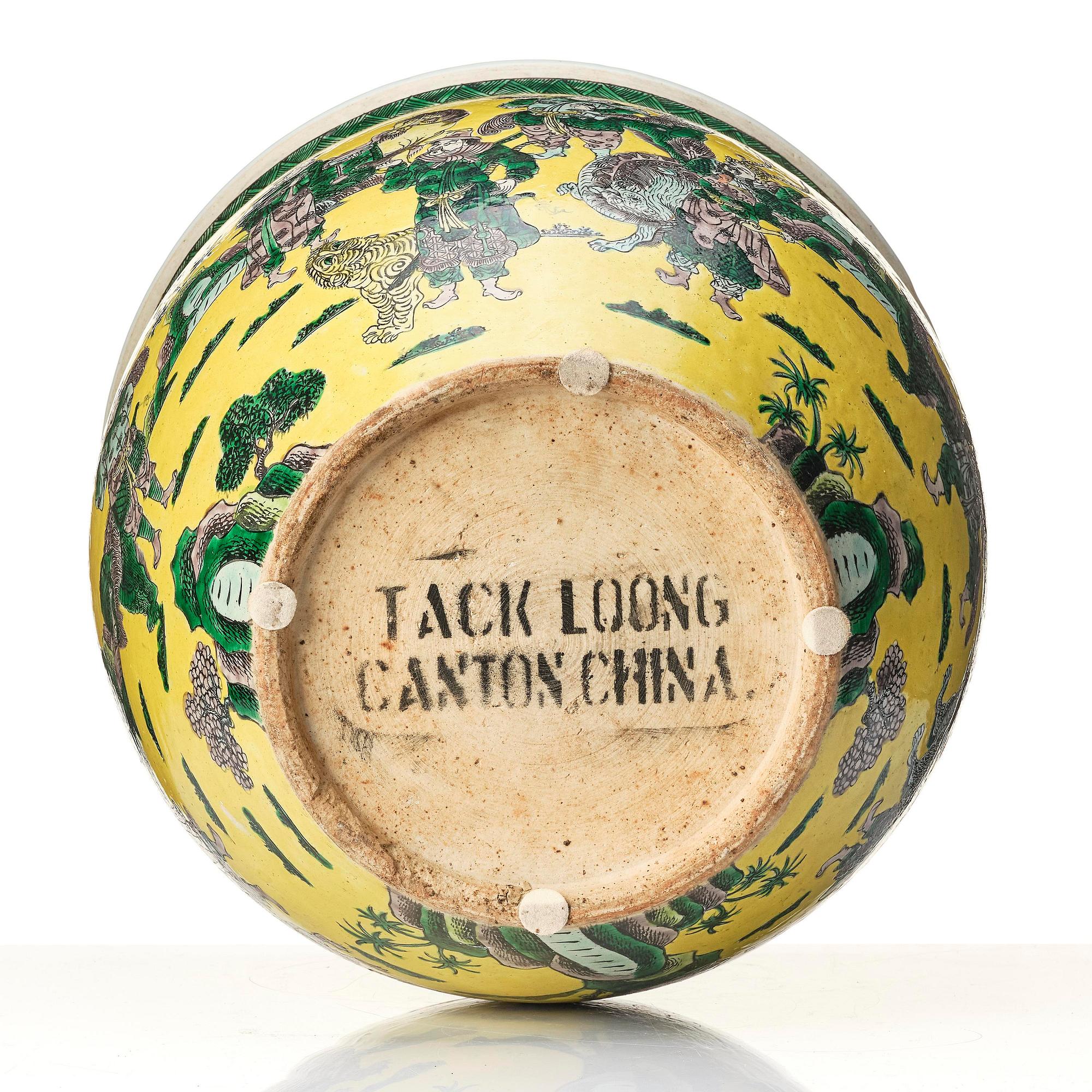 Fiskbassäng/ytterfoder, porslin. Qingdynastin, 1800-tal. Märkt i botten 'TACK LOONG CANTON CHINA'.