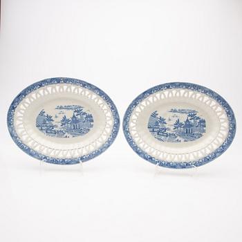 Gallerskålar med underfat, ett par, flintgods, England, 1800-tal.