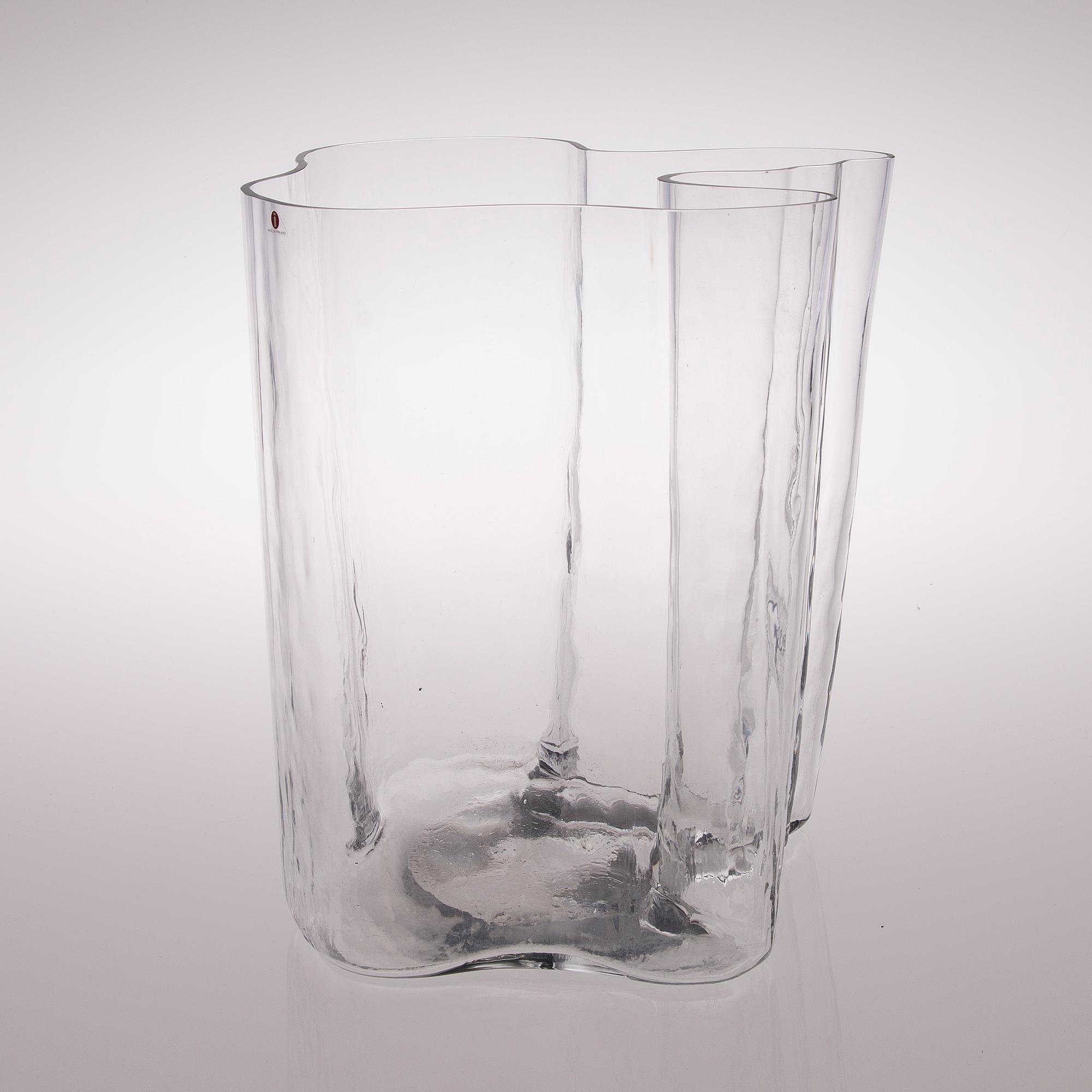 A 1950s/1960s vase signed Alvar Aalto.