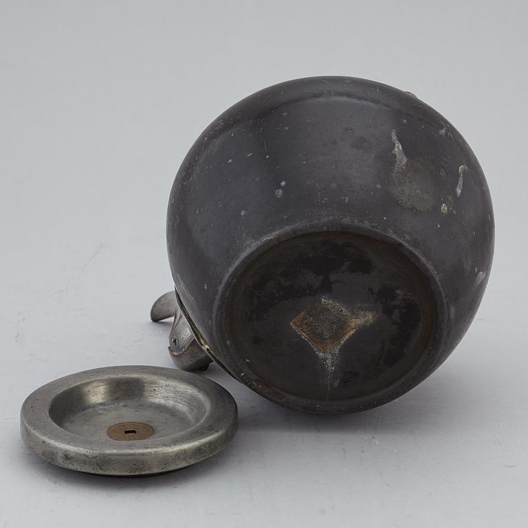 TEKANNA med LOCK, samt FAT, Tenn, sten samt porslin, Kina, 1800/1900-tal.