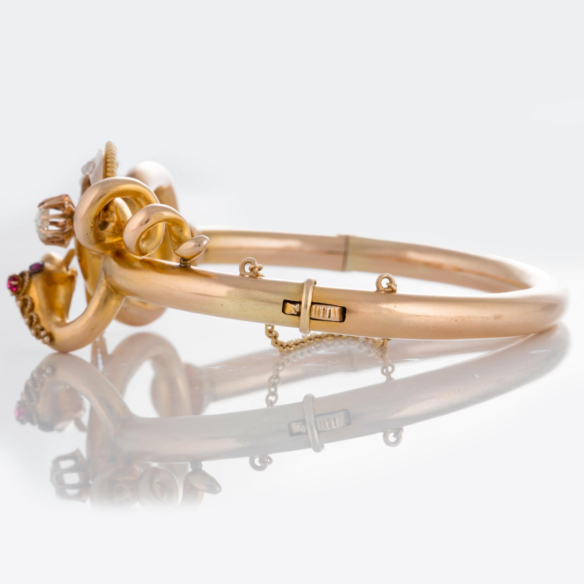 Armring i form av en orm 14K guld med en rosenslipad diamant, pärlor, cabochonslipad rubin och en röd sten.