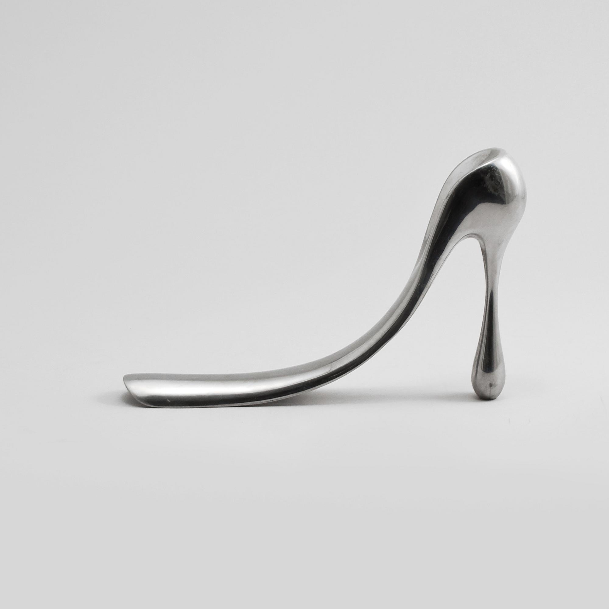 SKOSKED, vitmetall, Manolo Blahnik, 2000-tal.