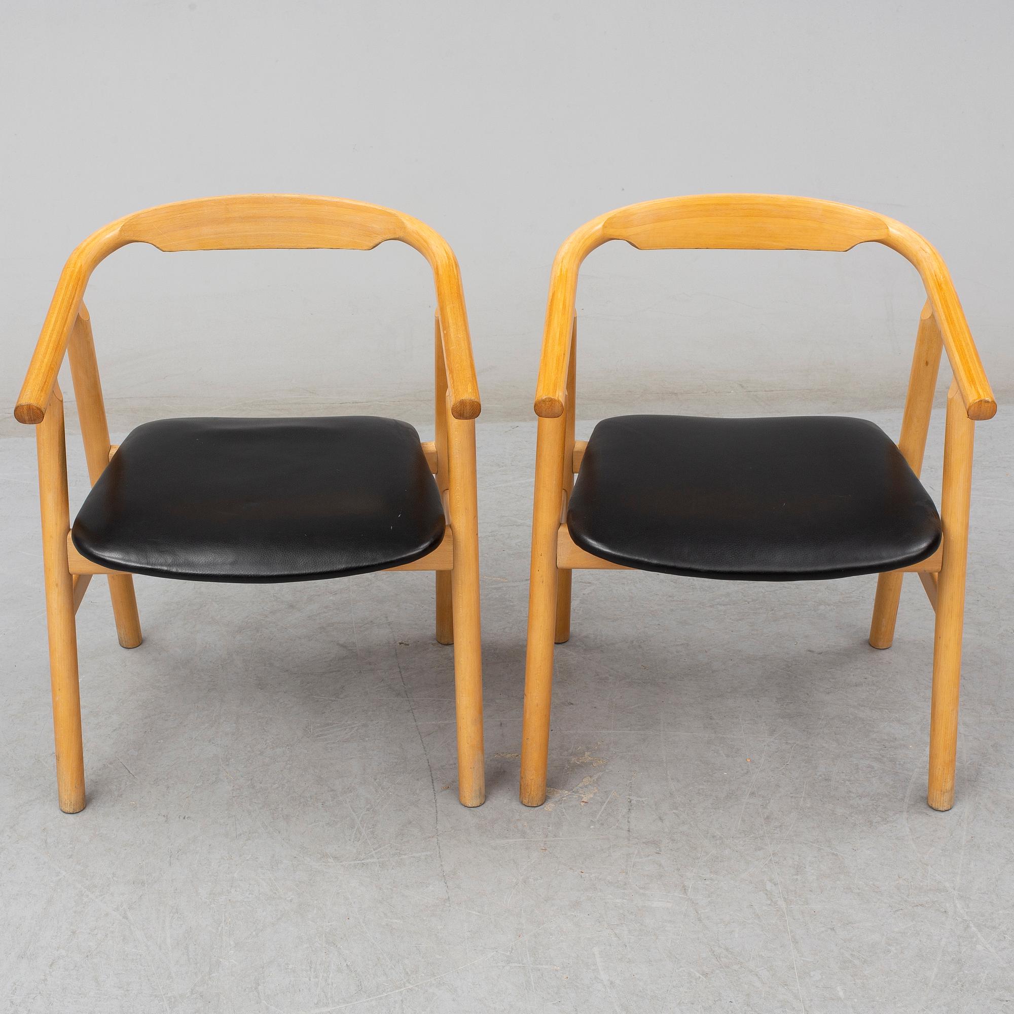 A set of two HANS J. WEGNER "U-chairs".