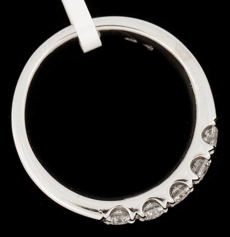 RING, 14k vitguld, 5 briljantslipade diamanter tot ca 0,61ct. Vikt ca 6,0 gram.
