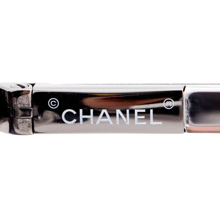 CHANEL, ett par solglasögon.