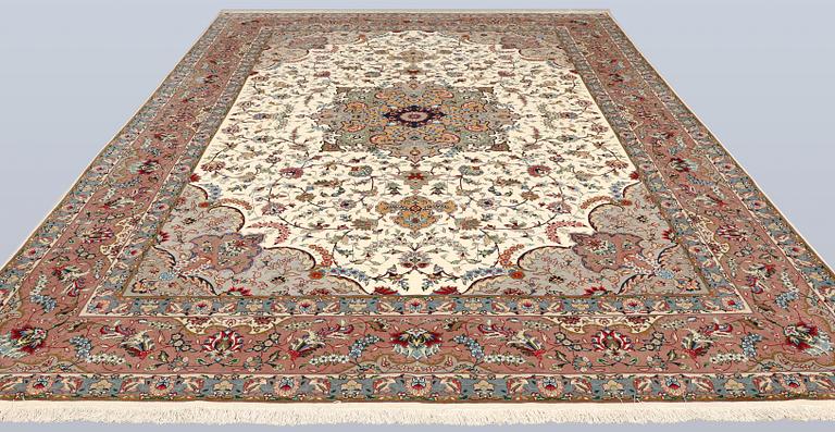 A part silk Tabriz carpet, so-called 50 Raj, approx. 356 x 250 cm.