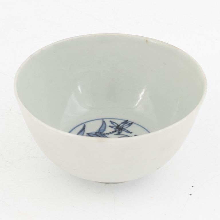 A group of two Chinese blue and white bowls and a cup, part 17th and 18th century.