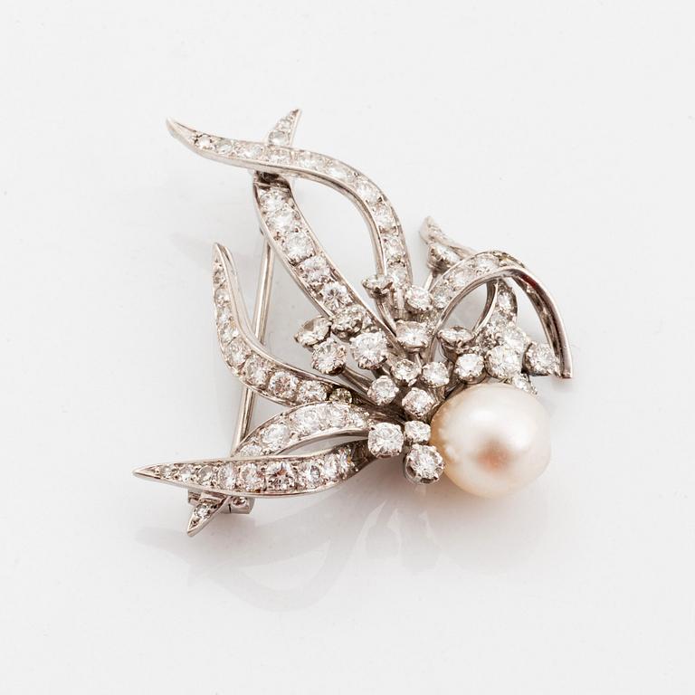 A WA Bolin brooch in platinum set with a pearl and round brilliant- and eight-cut diamonds.