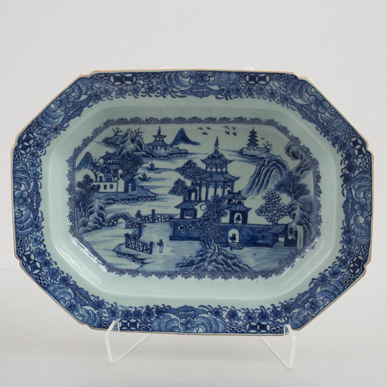 A blue and white tureen with cover and stand, Qing dynasty, Qianlong (1736-95).
