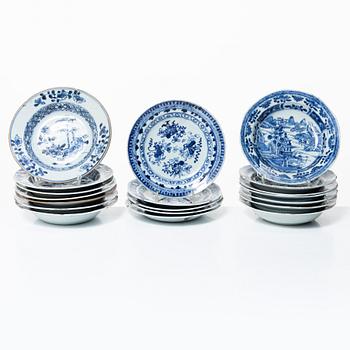 Bärtallrikar,14 st, och assietter, 5 st, porslin, Kina, Qianlong (1736-95) samt Jiaqing (1796-1820).