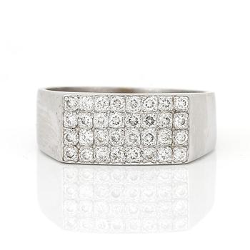 RING, 18K vitguld med briljantslipade diamanter, tot ca 0,64 ct. Total vikt ca 11,78 g.