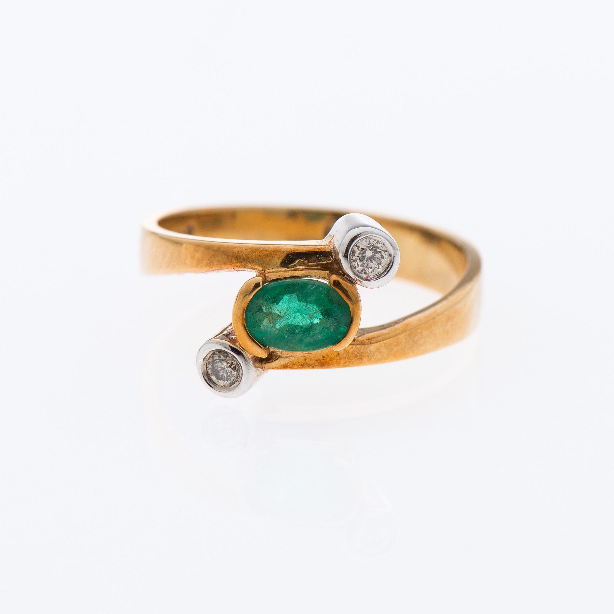 RING, fasettslipad smaragd, briljantslipade diamanter, 14K guld.