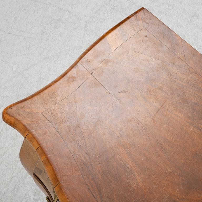 Byrå, rokoko, i Johan Åbrandts art (Stockholm 1749-1773),  1700-talets andra hälft.