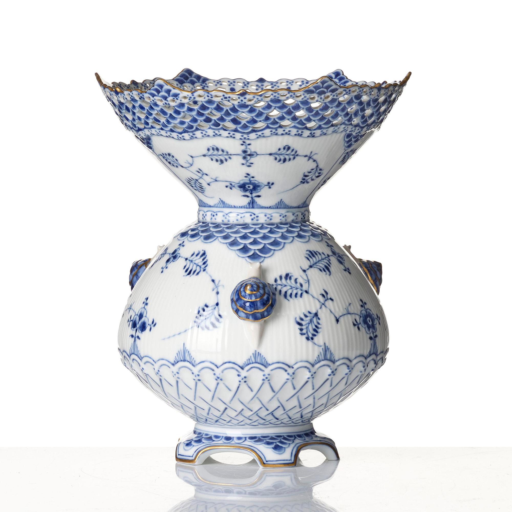 Praktvas, porslin. Royal Copenhagen, 'Musselmalet helblond' Danmark, 1893-1900.