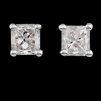 ÖRHÄNGEN, 1 par, 10 k vitguld, princesslipade diamanter tot ca 0.81 ct.