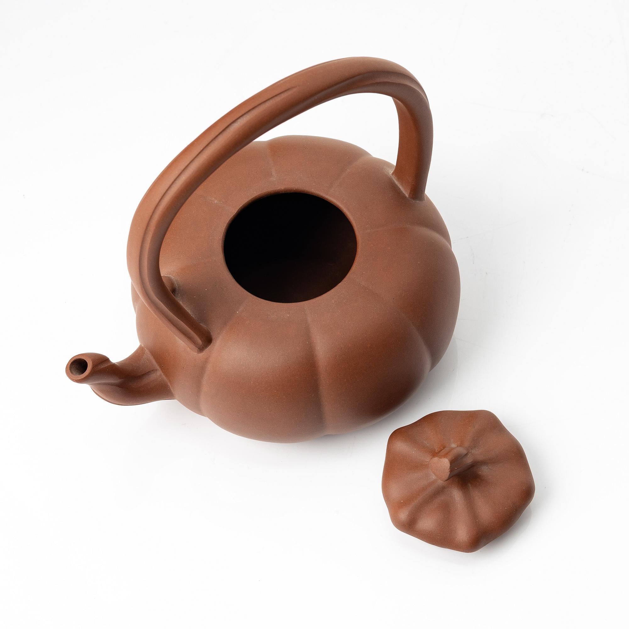 Zhang Honghua, A red yixing teapot, 1980s.