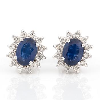 ÖRHÄNGEN med fasetterade safirer och briljantslipade diamanter.
