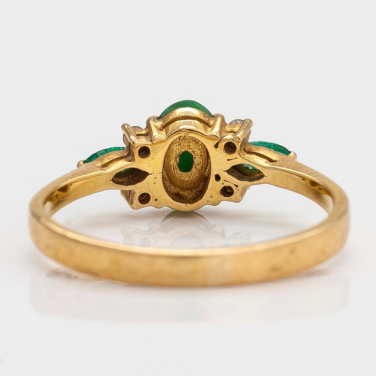 Örhängen och ring, 18K guld med jadeit, smaragder och små diamanter.