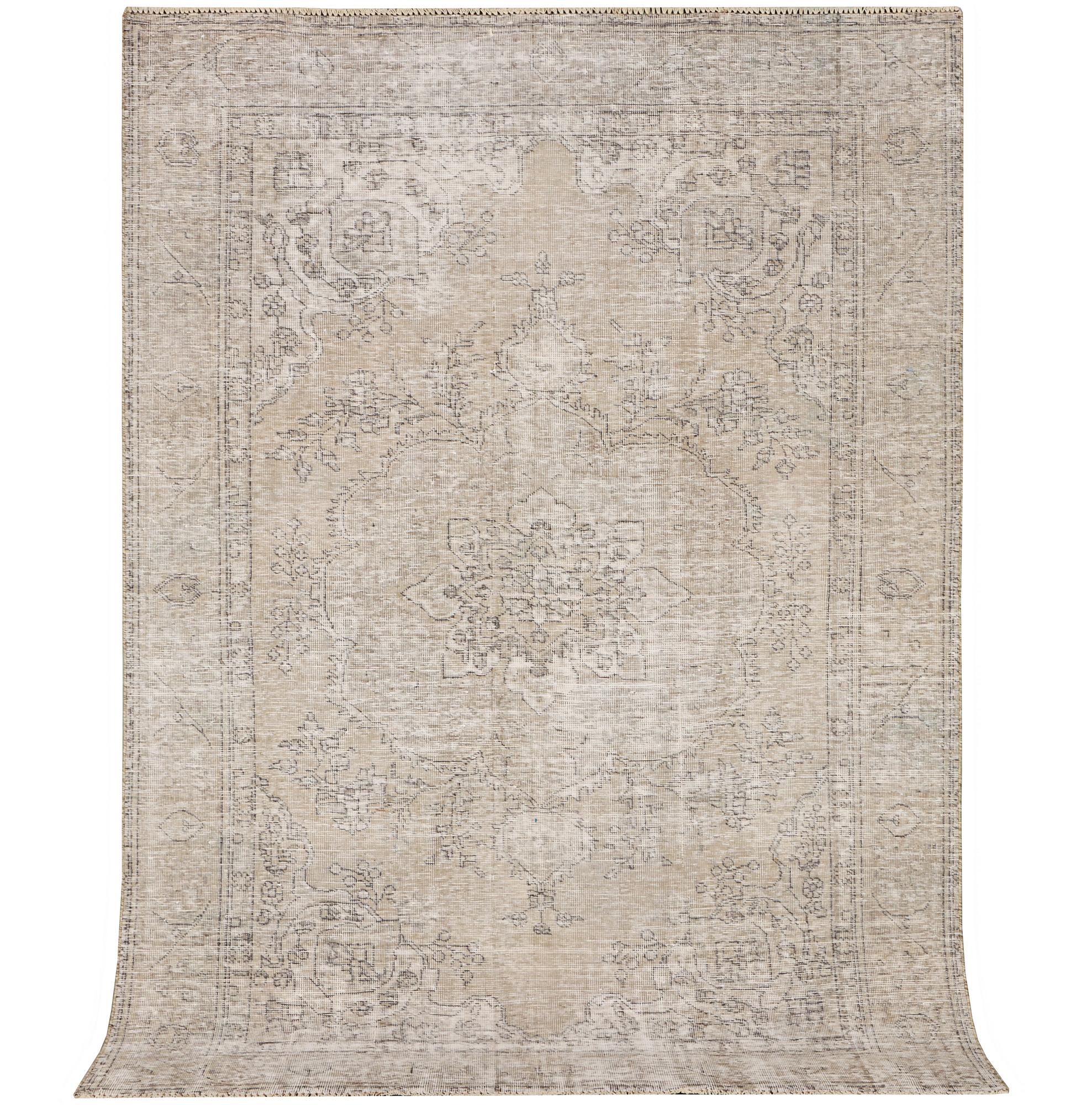 An oriental carpet, vintage design, c. 279 x 191 cm.