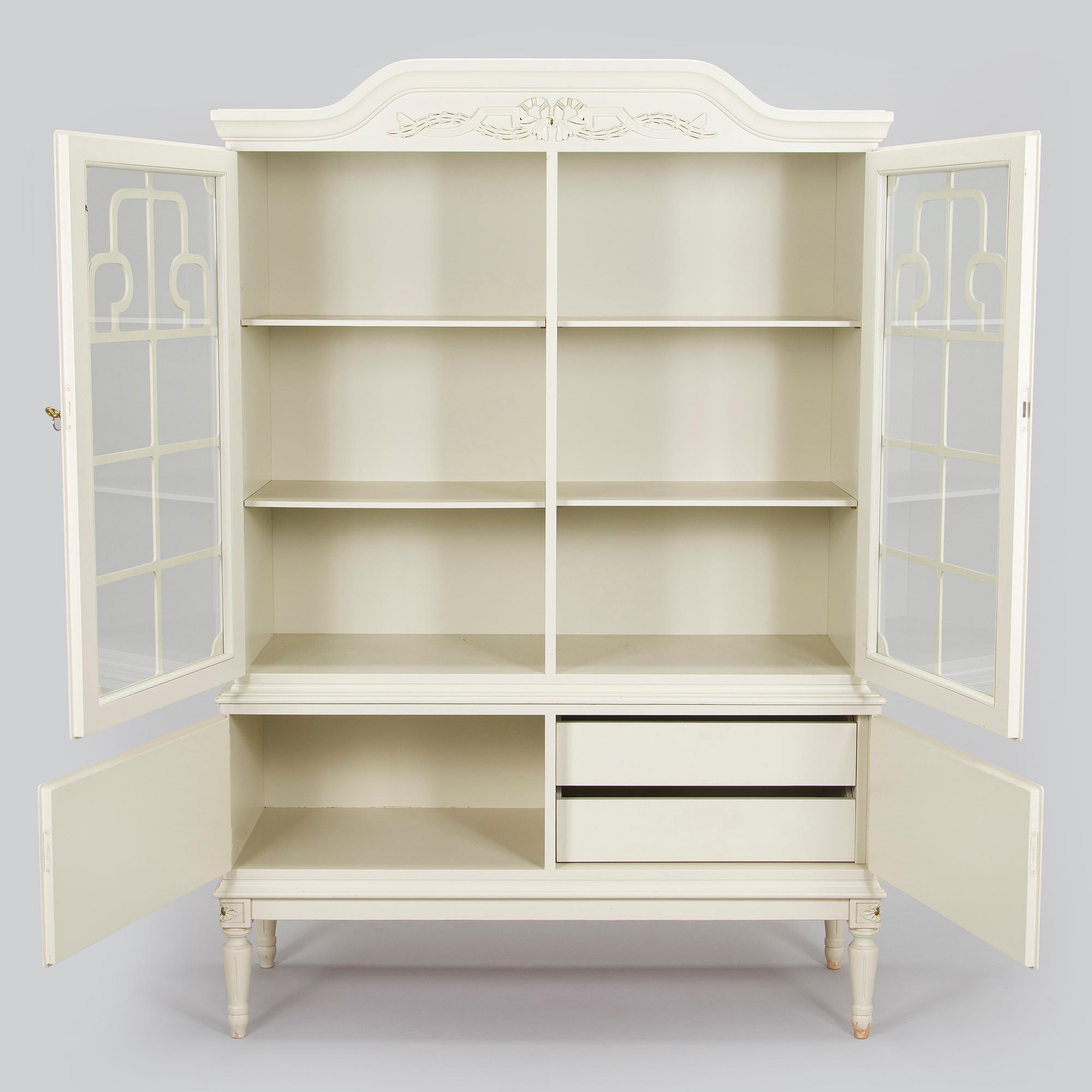 Matsalsskåp, gustaviansk stil, 1900-talets andra hälft.