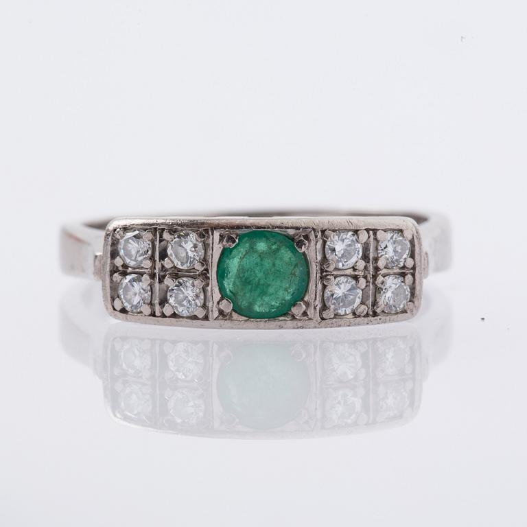 RING, 18K vitguld, med smaragd samt briljantslipade diamanter ca 0.22 ct.
