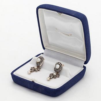 Örhängen med pärlor och rosenslipade diamanter.
