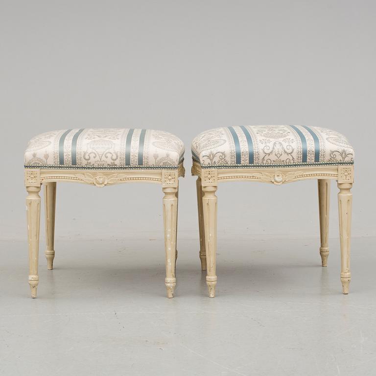 TABURETTER, ett par, gustaviansk stil, 1900-talets första hälft.