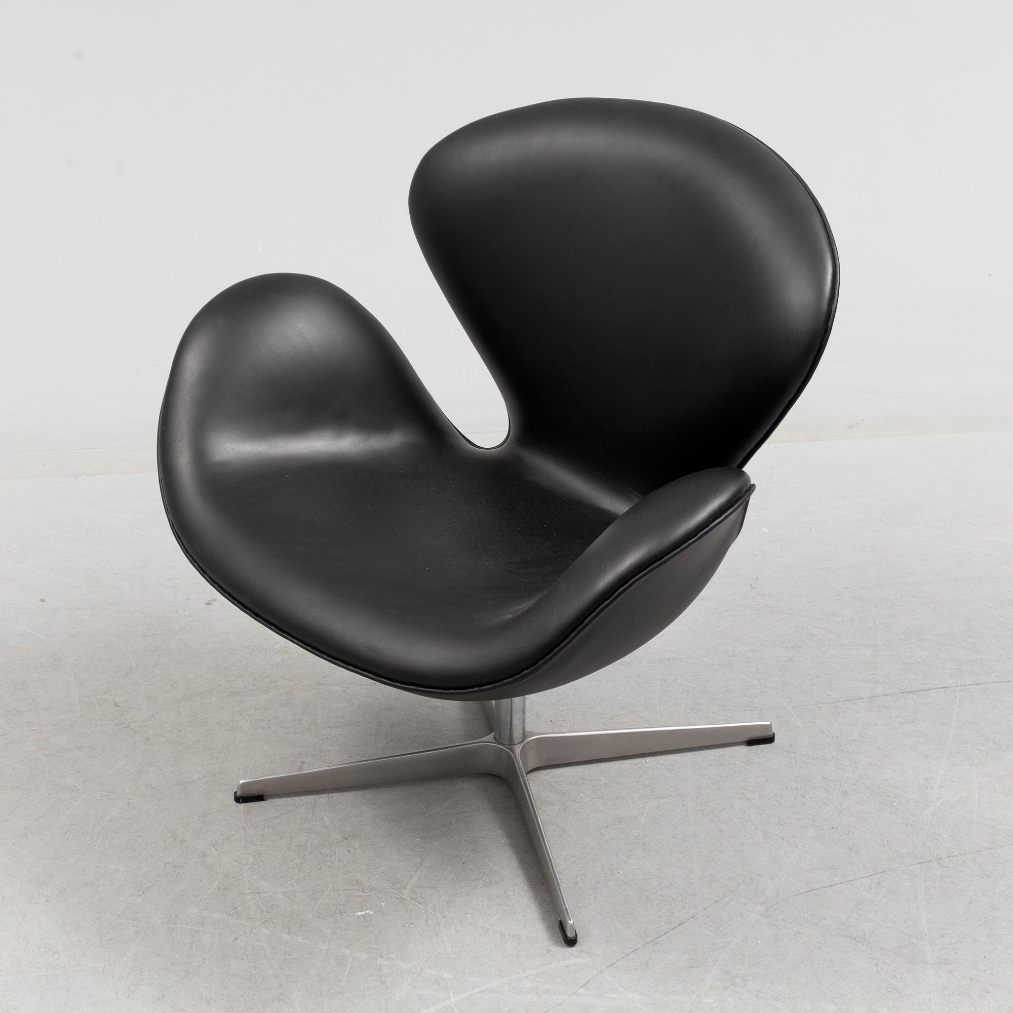 ARNE JACOBSEN, fåtölj, "Svanen", för Fritz Hansen 2001.