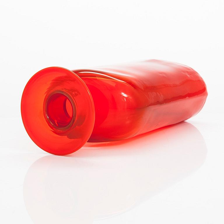 Kaj Franck, An 'Art Rosso' glass bottle, signed Kaj Franck Nuutajärvi Notsjö.