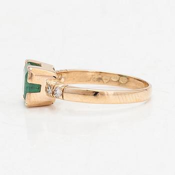 Ring, 14K gold, with an emerald and diamonds totalling approximately 0.08 ct. Finnish hallmarks.