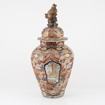 A lidded Imari urn, Japan, Meiji (1868-1912).