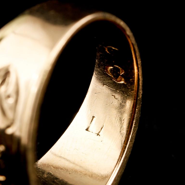 RINGAR, 2 st, 18k guld, omkring 1900. Vikt 14 g.