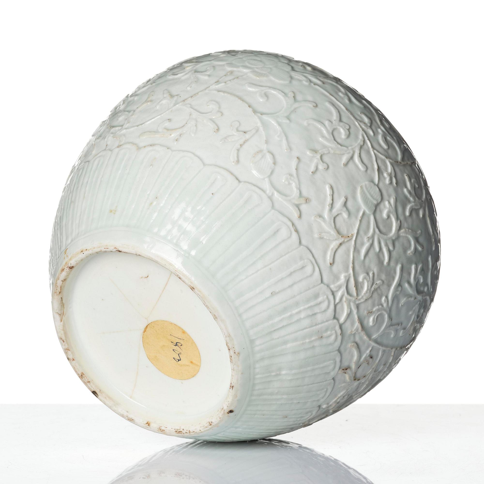 A blanc de chine jar, Qing dynasty, 19th century.