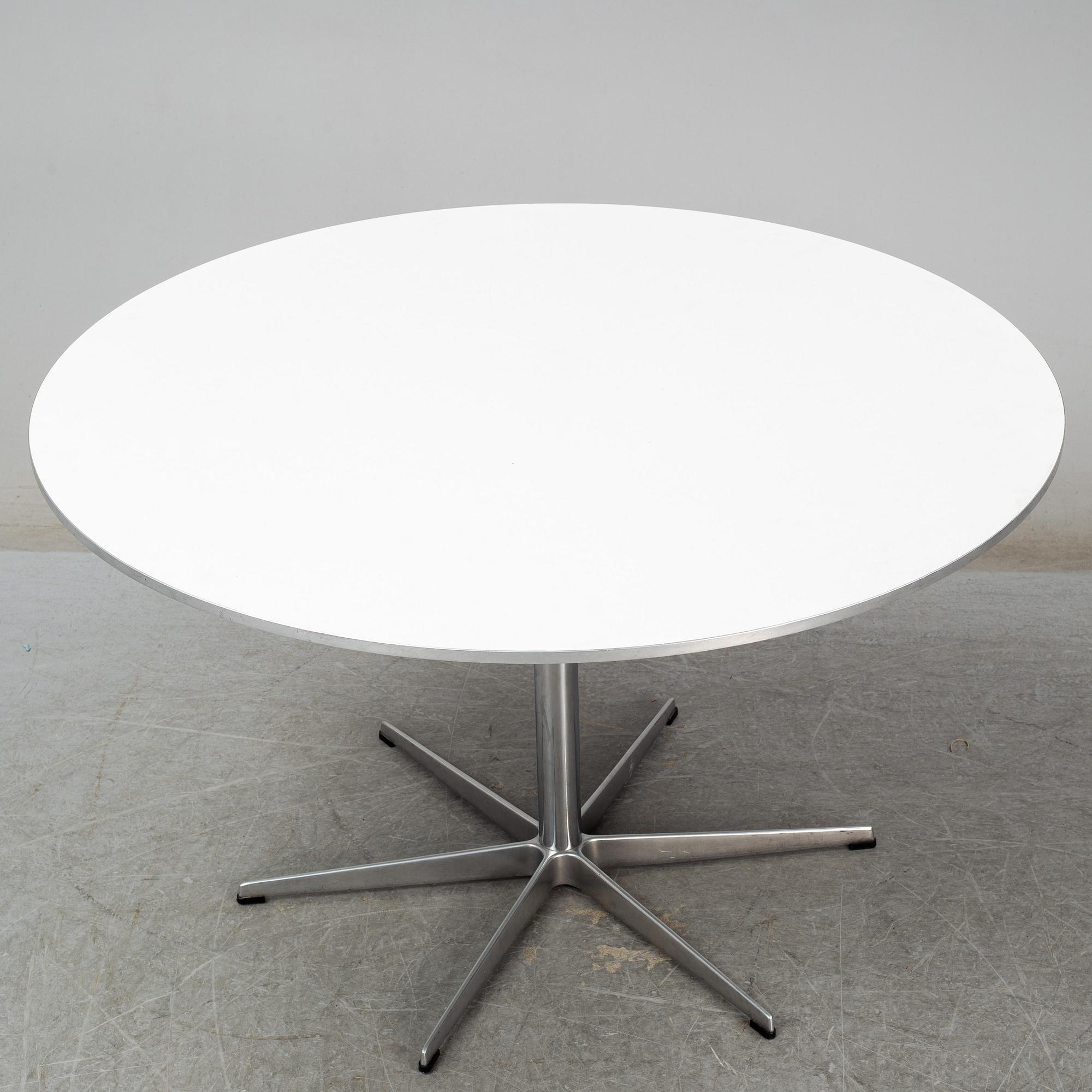 ARNE JACOBSEN, bord, "Cirkulär / B825,", Fritz Hansen.