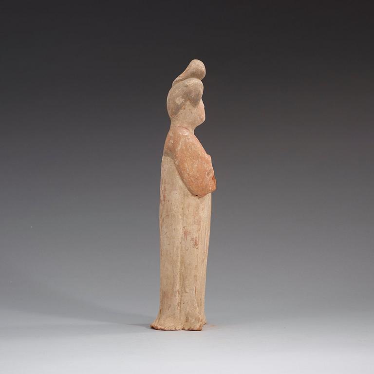 FIGURIN, bemålat lergods. Tang dynastin, (618-906).