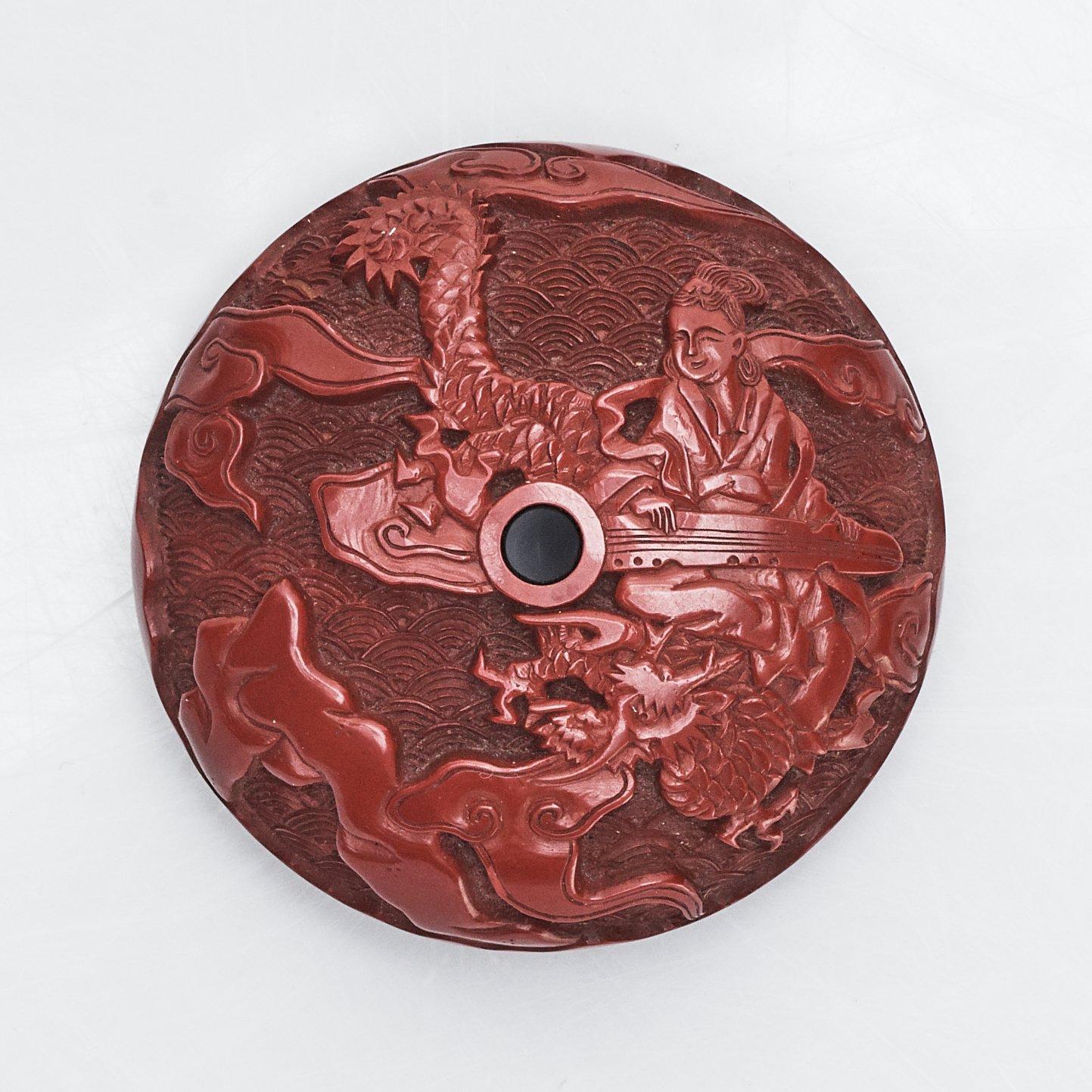 Kagamibuta netsuke samt ask med lock, lack, Japan, 1800-tal.