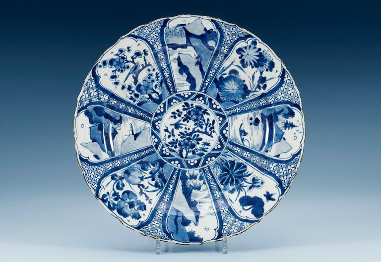 A blue and white dish, Qing dynasty, Kangxi (1662-1722).