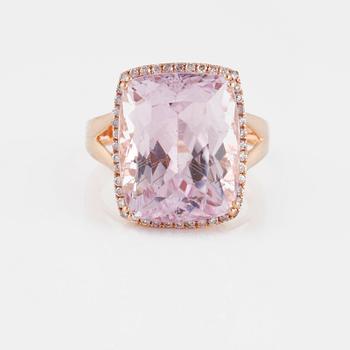 RING, med fasettslipad kunzit ca 17,4 ct samt briljantslipade diamanter ca 0.30 ct.