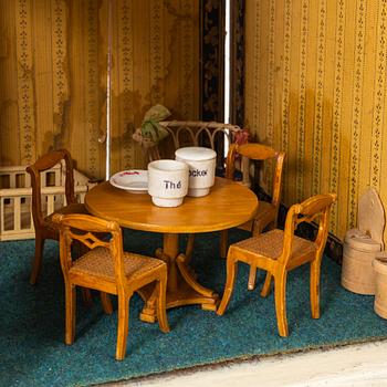 Dockskåp med dockskåpsmöbler samt tillbehör, bl a Berit Bergström, Nolbyn, Värmländskt Hantverk, 1940-/50-tal.