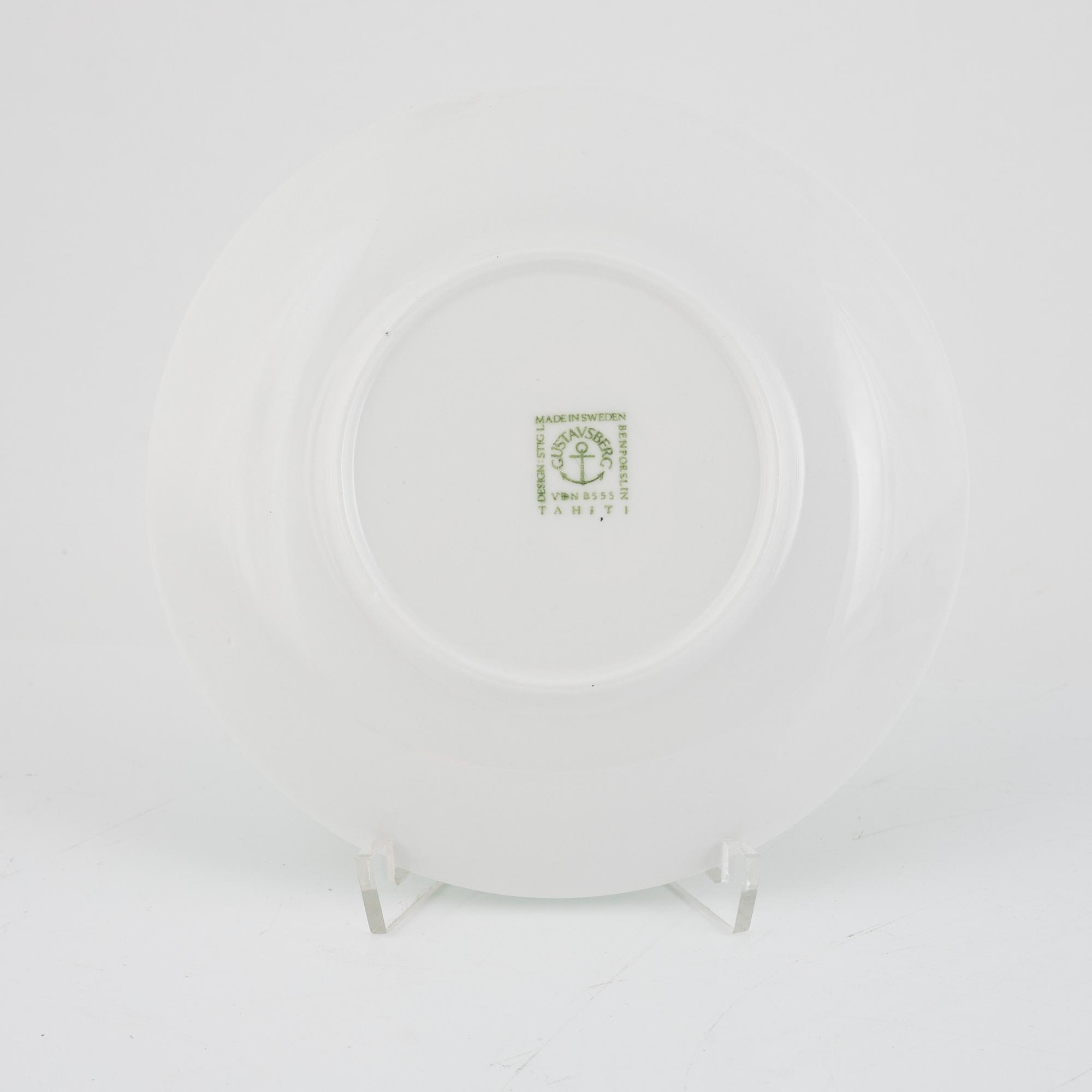 Stig Lindberg, 2 tekoppar med 3 fat, benporslin, "Tahiti", Gustavsberg, 1970-tal.