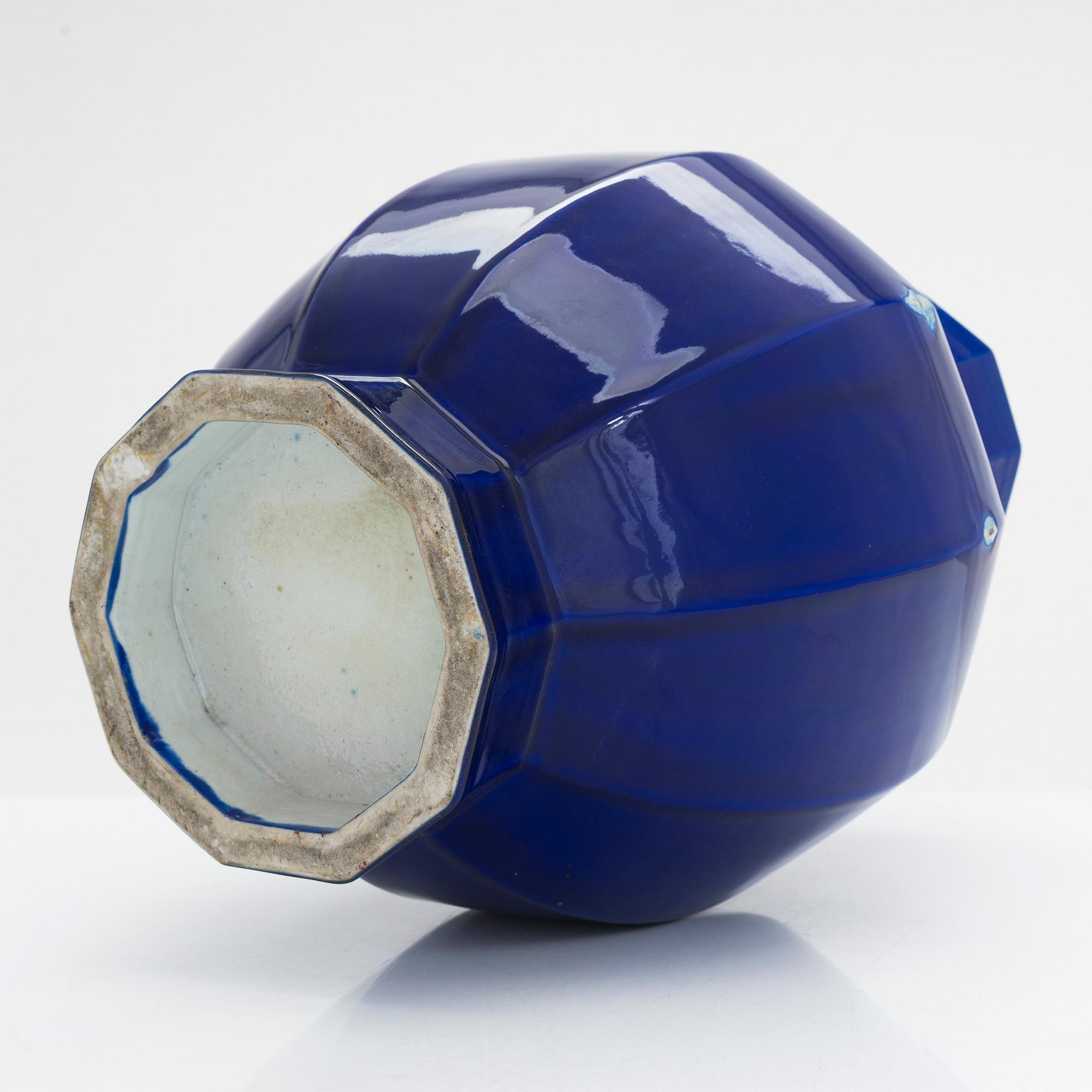 A porcelain vase, China, 20th century.