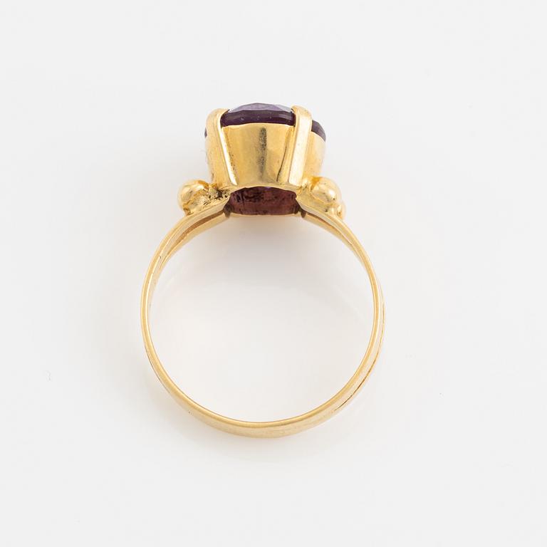 18K gold and colour change syntehtic sapphire ring.