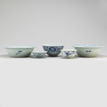 Two blue and white wash basins and three bowls, Qing dynasty.