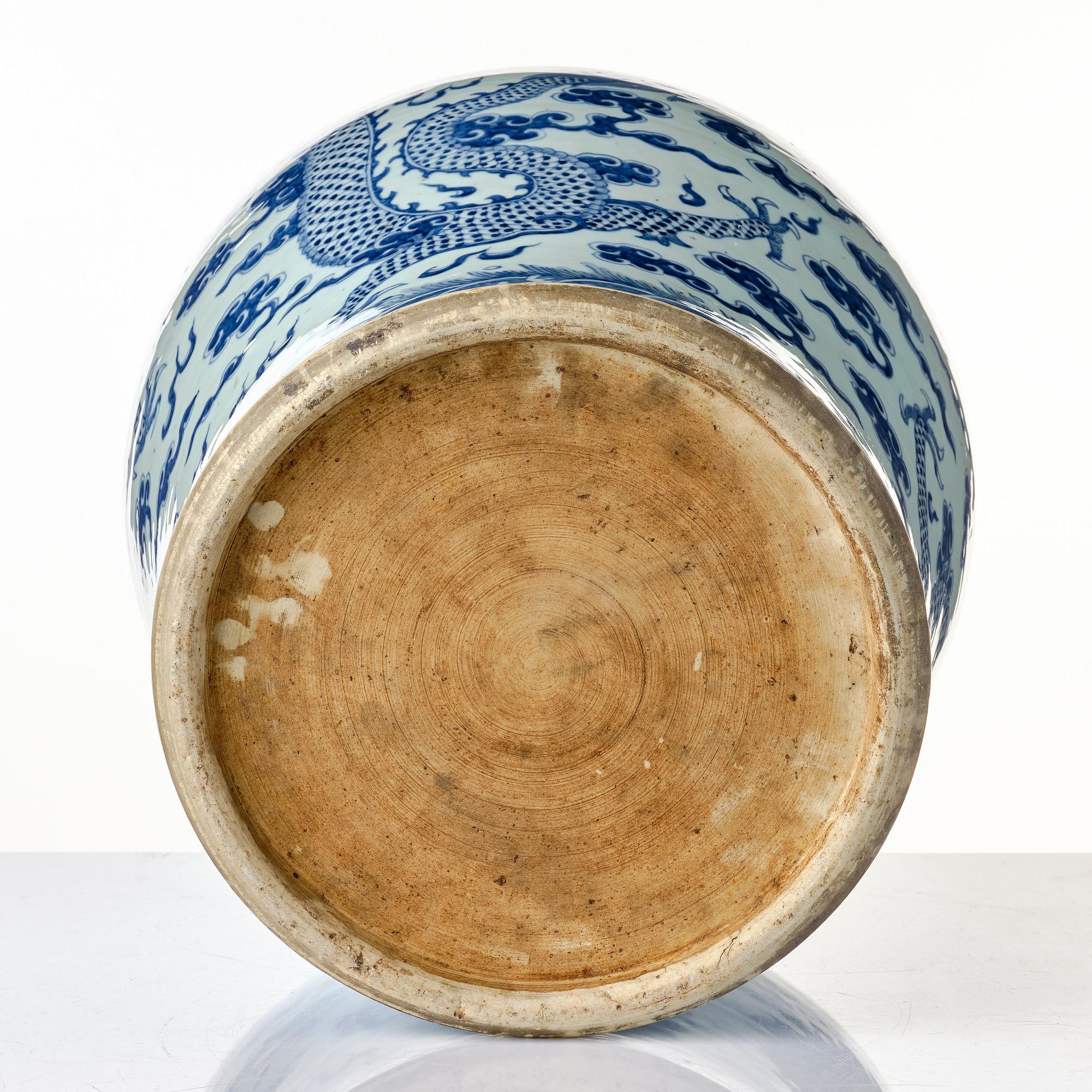 A large blue and white dragon jar, Qing dynasty, 19th Century.