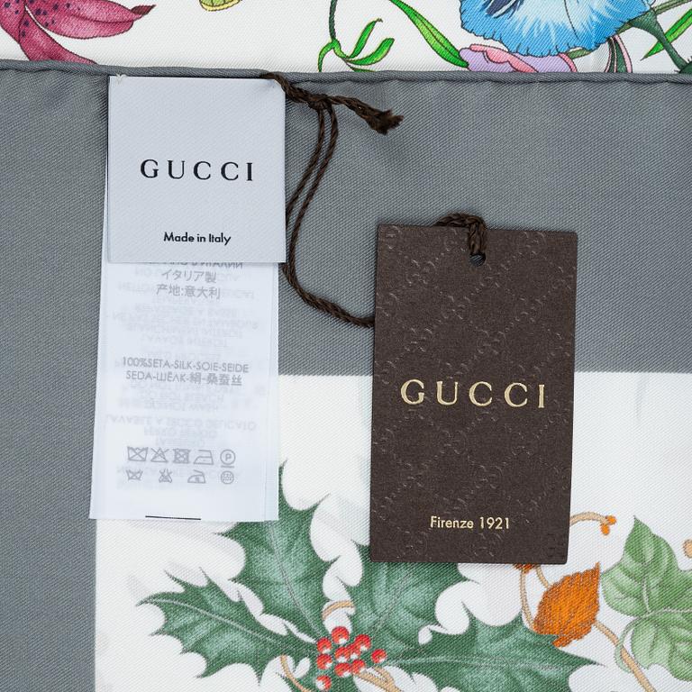 Gucci, a 'Flora' twill silk scarf.