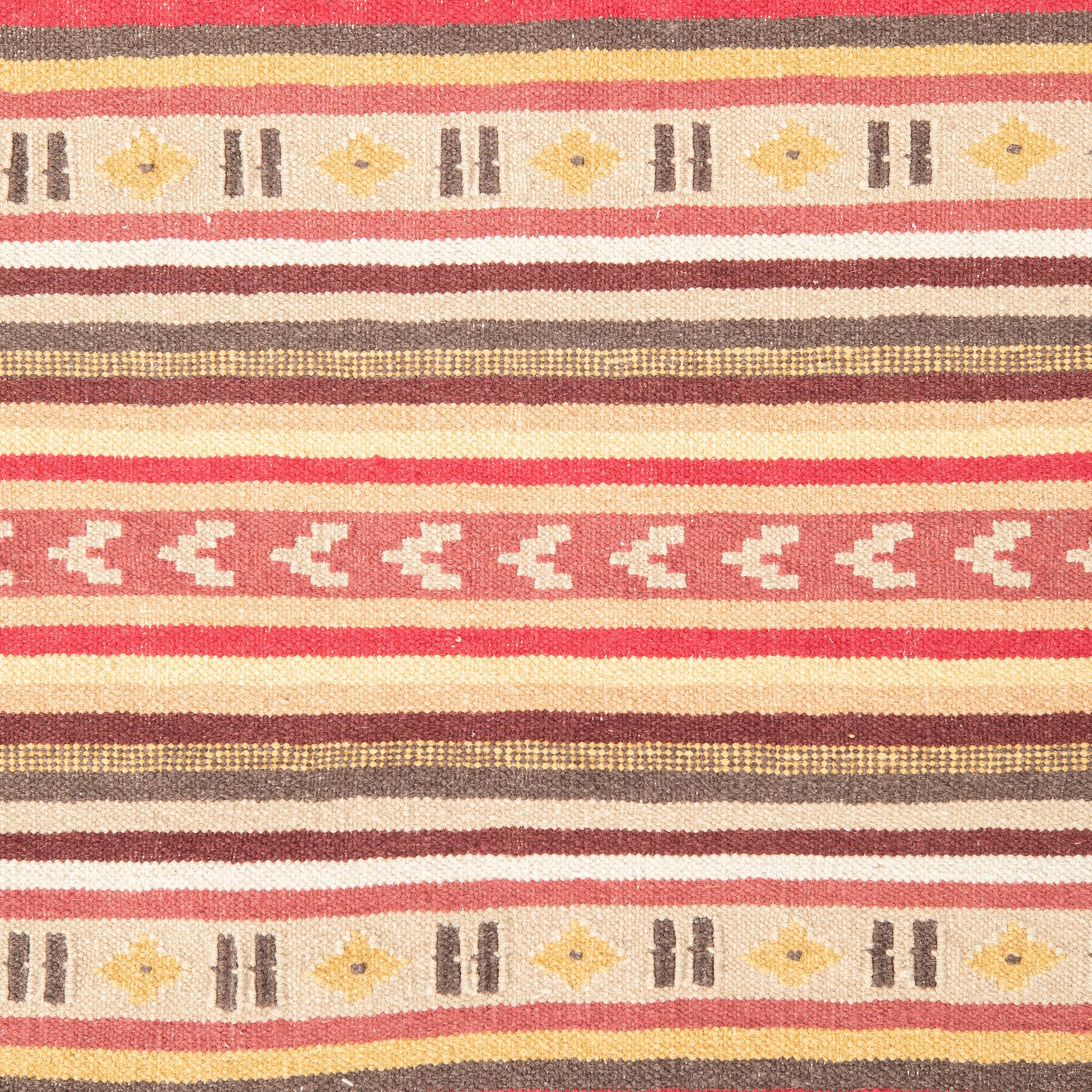 A Kilim runner carpet, ca. 304 x 99 cm.