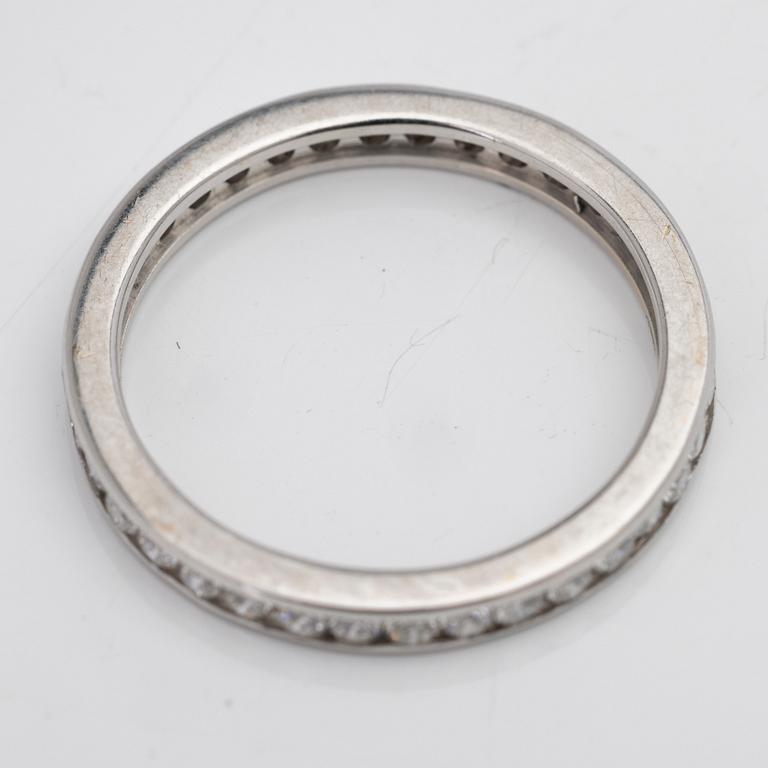 Wedding band, 18K white gold with brilliant-cut diamonds.