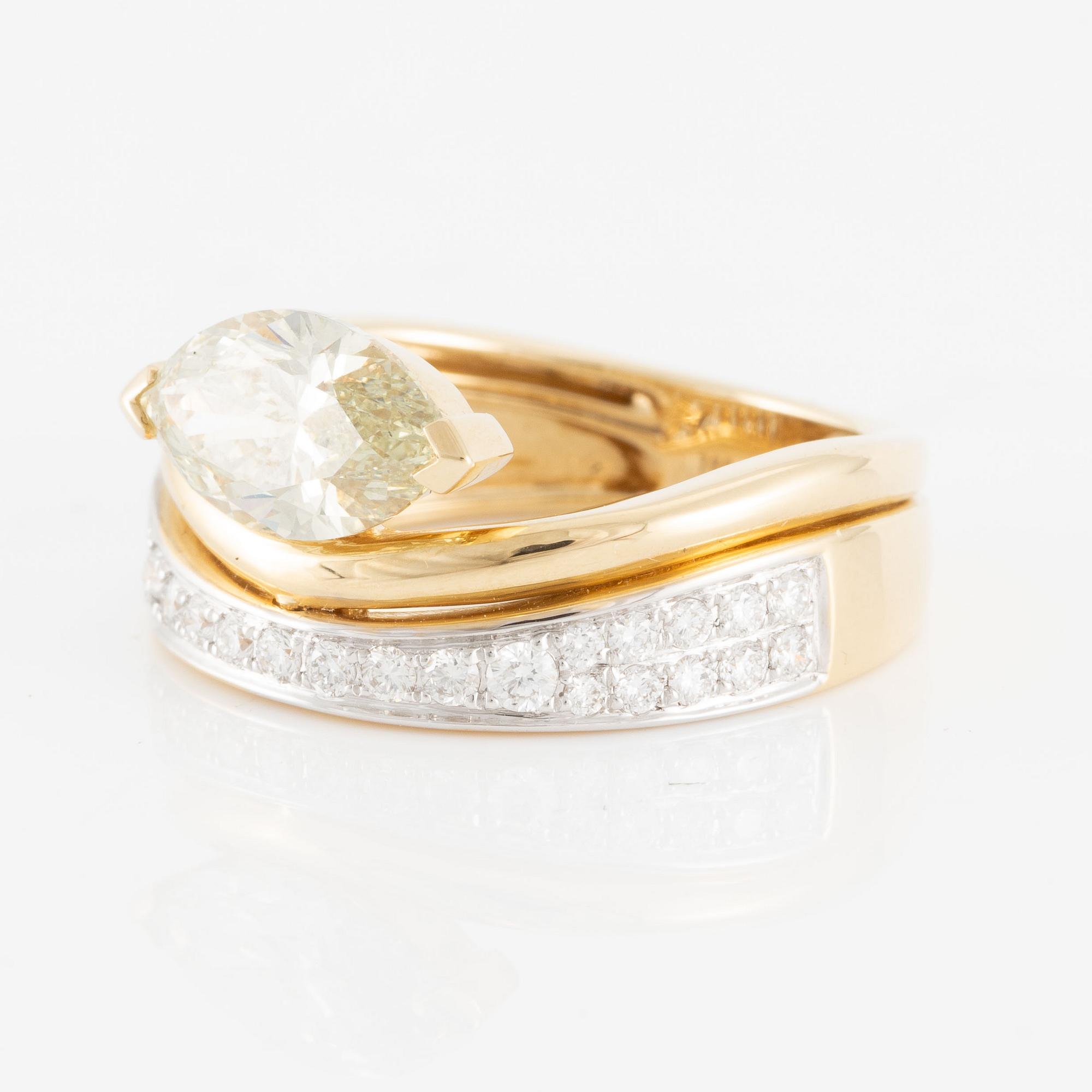 Ring in 18K gold set with a marquise-cut yellow diamond approximately 1.60 ct and brilliant-cut diamonds.